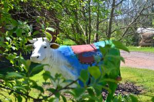 una estatua de una vaca parada en el césped en Ferienwohnungen Hof Heiderich, en Beerfelden