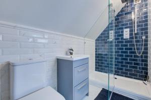 Un baño con inodoro y ducha de cristal. en Luxury 3 Bedroom Apartment Close to Beach, Bournemouth & Meyrick Park, en Bournemouth 27 fotos más