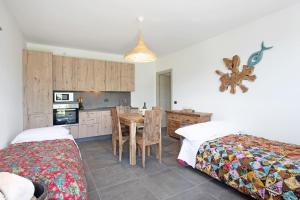 A kitchen or kitchenette at Villa Lice - Coronata