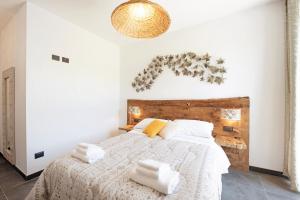 A bed or beds in a room at Villa Lice - Coronata