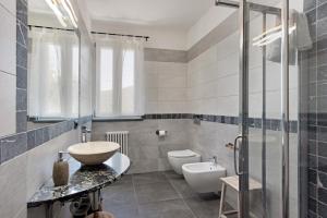 A bathroom at Villa Lice - Coronata