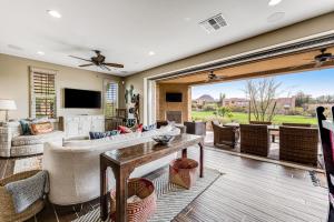 Televisyen dan/atau pusat hiburan di Easy Living on the Greens