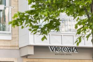 una señal en el lateral de un edificio en Victoria Boutique Hotel en Arcachón