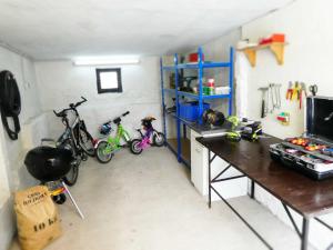 una stanza con due biciclette e una scrivania di Ferienhaus Rhöner Auszeit a Kaltenwestheim