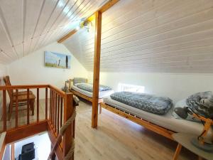 Camera con 2 letti a castello e scala di Ferienhaus Rhöner Auszeit a Kaltenwestheim