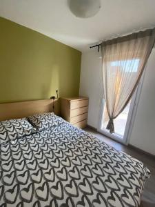 - une chambre avec un grand lit et une fenêtre dans l'établissement Appt 2 pièces Port Fréjus - méga terrasse + garage, à Fréjus