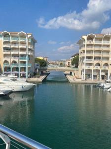 Photo de la galerie de l'établissement Appt 2 pièces Port Fréjus - méga terrasse + garage, à Fréjus