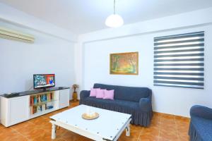 salon z kanapą i stolikiem kawowym w obiekcie Paola House w mieście Ágios Stéfanos