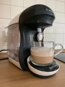 eine Kaffeemaschine zur Zubereitung einer Tasse Kaffee in der Unterkunft Neuhaus Deichperle in Krummhörn