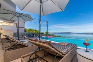 Bazén v ubytovaní Villa Marassi with Heated Pool, Hot Tub and Sauna alebo v jeho blízkosti