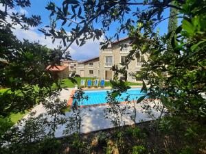Foto dalla galleria di Da Ilaria primo piano di villa con piscina e parcheggio a Grosseto