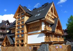 a house built out of logs at Willa Tatiana Lux in Zakopane