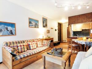 - un salon avec un canapé et une table dans l'établissement Apartment Arve 1 et 2-4 by Interhome, à Chamonix-Mont-Blanc