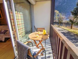 d'une table et de chaises sur un balcon avec vue. dans l'établissement Apartment Arve 1 et 2-4 by Interhome, à Chamonix-Mont-Blanc