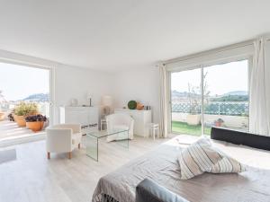 um quarto branco com uma cama, uma mesa e cadeiras em Apartment Turquoise-8 by Interhome em Cavalaire-sur-Mer