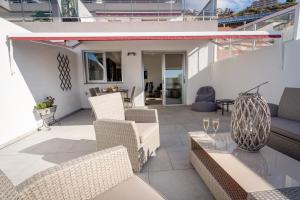Posezení v ubytování Luxurious apartment with large terrace and sea views