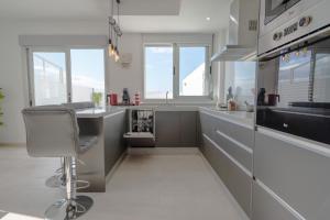 Kuchyň nebo kuchyňský kout v ubytování Luxurious apartment with large terrace and sea views