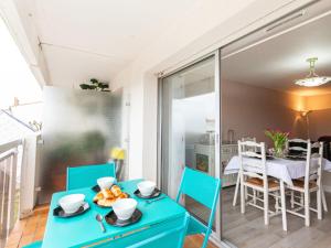 una sala da pranzo con tavolo e sedie blu di Apartment Résidence Le Centre by Interhome a Meschers-sur-Gironde