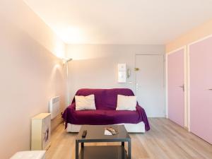 un soggiorno con divano e coperta rossa di Apartment Résidence Le Centre by Interhome a Meschers-sur-Gironde