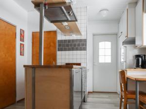 Kuchyň nebo kuchyňský kout v ubytování Holiday Home Villa latva by Interhome