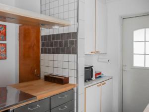 Kuchyň nebo kuchyňský kout v ubytování Holiday Home Villa latva by Interhome