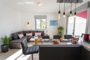 Posezení v ubytování Luxurious apartment with large terrace and sea views + 17 fotografií
