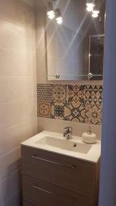バスティアにあるBella vistaのバスルーム(洗面台、鏡付)