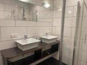 een badkamer met 2 wastafels en een spiegel bij Apartment Apartement Linda by Interhome in Zell am See