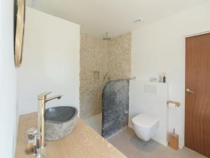 Kylpyhuone majoituspaikassa Villa Hutje bij de Zee by Interhome