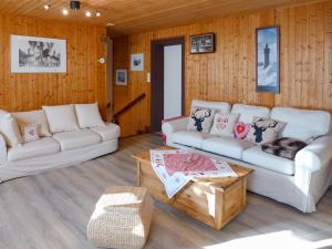 uma sala de estar com dois sofás e uma mesa de centro em Chalet Chalet Tsi-No by Interhome em Gryon