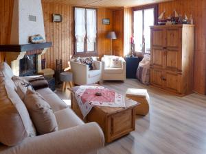 uma sala de estar com um sofá e uma mesa em Chalet Chalet Tsi-No by Interhome em Gryon