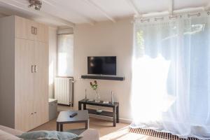 uma sala de estar com uma televisão e uma janela em Front room in Villa near Centre and TUe em Eindhoven