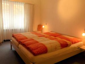 Cette chambre comprend un grand lit et une fenêtre. dans l'établissement Apartment Oasis by Interhome, à Zermatt