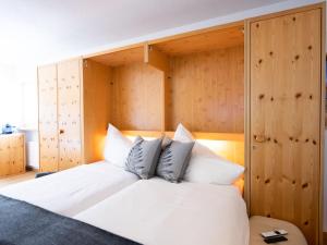 Postel nebo postele na pokoji v ubytování Apartment Chesa Corvatsch 211 - Champfer by Interhome