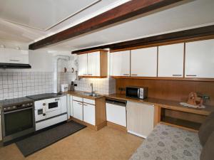 Kuchyň nebo kuchyňský kout v ubytování Holiday Home Lamplberg by Interhome
