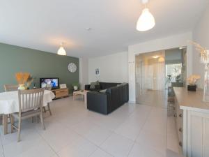 Μια τηλεόραση ή/και κέντρο ψυχαγωγίας στο Apartment Centrally located Westhinder by Interhome