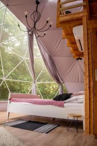 Posteľ alebo postele v izbe v ubytovaní Niezwykła Cisza Glamping & Sauna