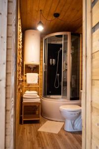 ห้องน้ำของ Niezwykła Cisza Glamping & Sauna