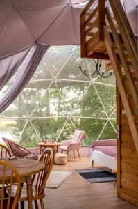 Balkón alebo terasa v ubytovaní Niezwykła Cisza Glamping & Sauna