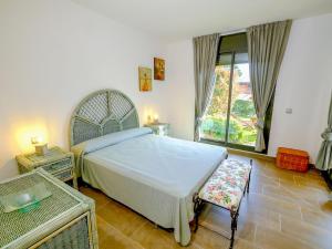1 dormitorio con cama y ventana grande en Apartment Rabassades by Interhome, en Mont-roig