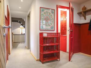 einen Flur mit einem roten Schrank und einer roten Tür in der Unterkunft Chalet Chalet Pierre Fleur by Interhome in Gryon