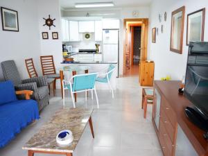 - un salon avec un canapé bleu et une table dans l'établissement Apartment Ordre de Malta by Interhome, à Sant Carles de la Ràpita