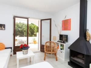 Televízia a/alebo spoločenská miestnosť v ubytovaní Apartment Edifici Port del Rei by Interhome