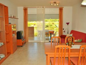 eine Küche und ein Wohnzimmer mit einem Tisch und Stühlen in der Unterkunft Apartment Apartamentos Golden Beach by Interhome in Sant Carles de la Ràpita