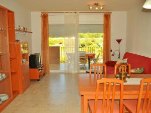 a kitchen and living room with a table and chairs at Apartment Apartamentos Golden Beach by Interhome in Sant Carles de la Ràpita