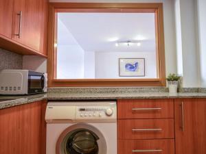 eine Waschmaschine in einer Küche mit Fenster in der Unterkunft Apartment PUIG ROM by Interhome in Empuriabrava