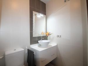 A bathroom at Holiday Home Flor de Ponoig by Interhome