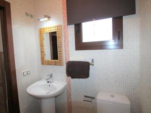 A bathroom at Holiday Home Flor de Ponoig by Interhome