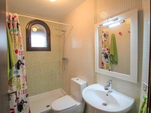 A bathroom at Holiday Home Flor de Ponoig by Interhome