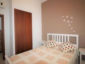A bed or beds in a room at Holiday Home Flor de Ponoig by Interhome